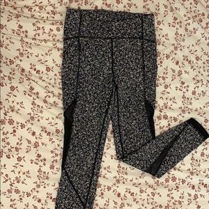 Size 6 lulus. Thigh pockets and zippered pocket